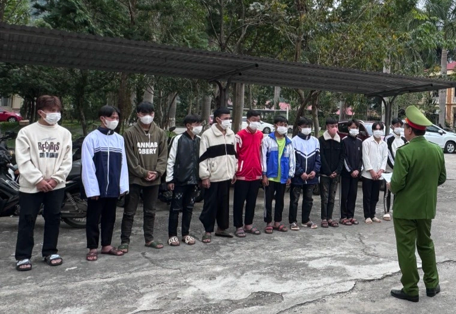 Nhóm thanh, thiếu niên tại cơ quan công an (Ảnh: Công an cung cấp).