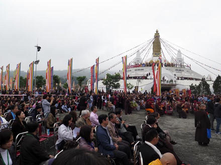 Hàng vạn phật tử đã tề tựu về lễ hội Quan Âm Đại Bảo Tháp Tây Thiên (Tam Đảo, Vĩnh Phúc) từ sáng sớm 16.3.