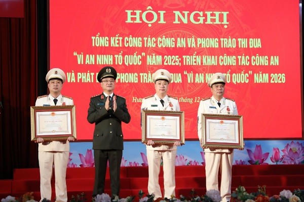 Thừa ủy quyền, Thượng tướng Phạm Thế Tùng, Thứ trưởng Bộ Công an trao Huân chương Chiến công hạng Nhì, Ba của Chủ tịch nước cho các cá nhân.