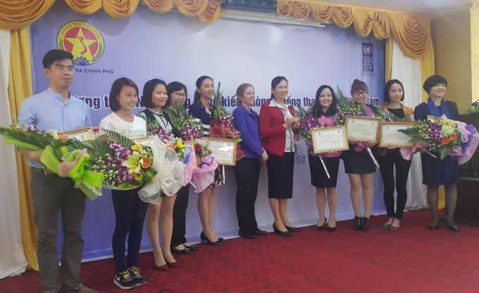 Phó Tổng Thanh tra Chính phủ Lê Thị Thủy tặng hoa cho 10 đại diện của Đề án.