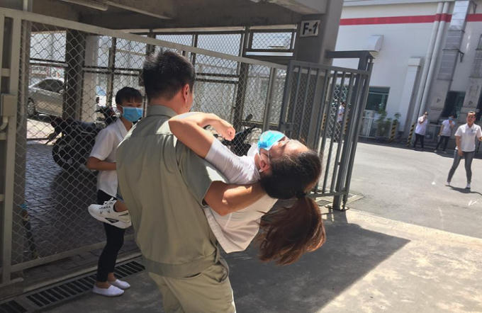 Các công nhân được hỗ trợ đưa đến bệnh viện.