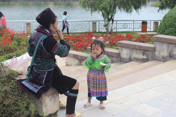 Cảnh sắc thiên nhiên hòa quyện với những con người thuần phác tạo nên một bức tranh dung dị mộc mạc nhưng cũng đầy sức hút.