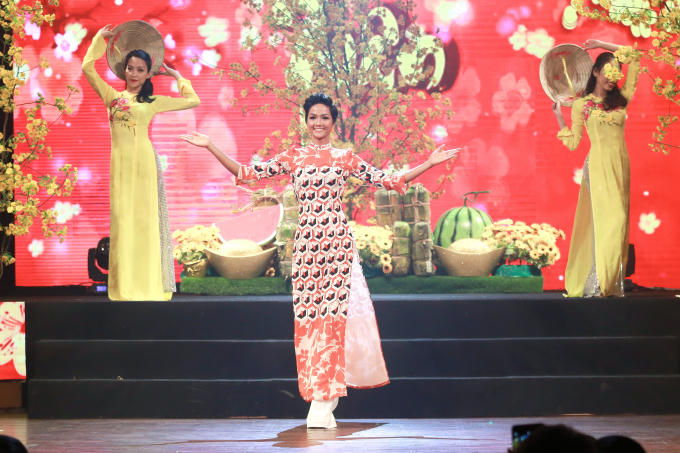 Hoa hậu H'hen Niê cùng dàn người đẹp Hoa hậu Hoàn vũ Việt Nam trình diễn thời trang Tình xuân
