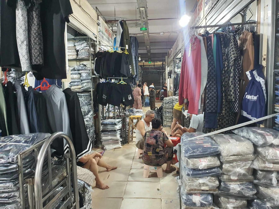 Vắng khách, các chủ ốt rủ nhau đánh bài 