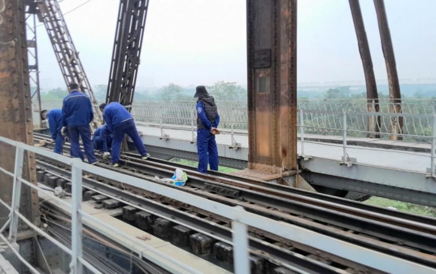 Công nhân thi công các hạng mục phần đường sắt còn lại.