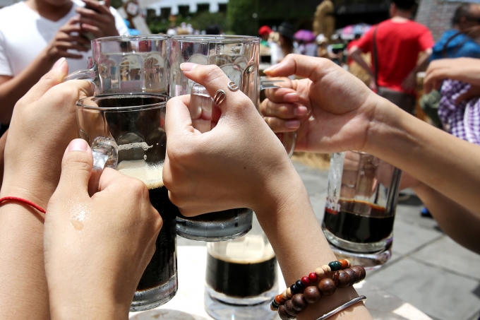 Những cốc bia đen, bia vàng tươi bọt sủi tràn mép ly mát lạnh được trao đến tận tay từng khách tham dự.