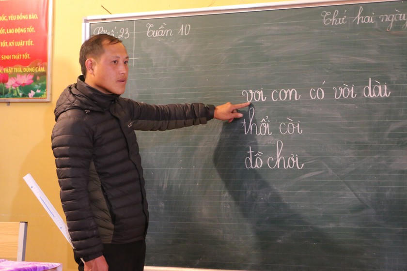Mỗi tối, thầy Trừ sẽ lên lớp dạy thêm cho các bạn nhỏ học tiếng Việt.
