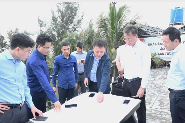 Bí thư Tỉnh ủy Nguyễn Hữu Nghĩa và các đại biểu kiểm tra, khảo sát tại khu vực quy hoạch khu đô thị Đồng Châu (xã Đồng Châu).