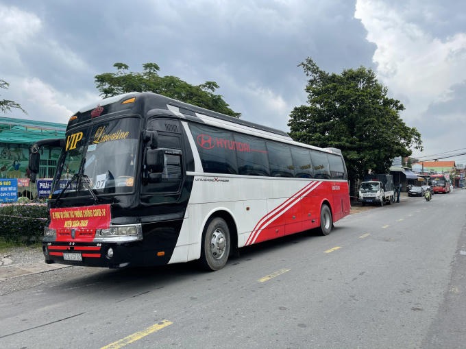 xe dua cong nhan di