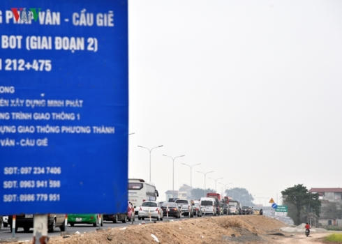 Các phương tiện phải di chuyển chậm trong khoảng 1 tiếng đồng hồ khi qua trạm BOT Pháp Vân ngày 4 Tết Mậu Tuất.