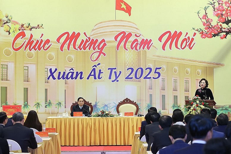Thống đốc Ngân hàng Nhà nước Nguyễn Thị Hồng báo cáo Thủ tướng.