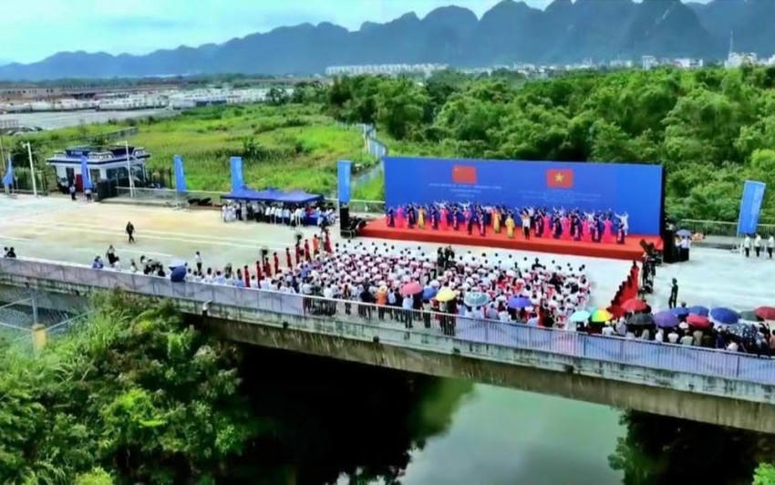 Lễ công bố nâng cấp cặp cửa khẩu Tà Lùng (Việt Nam) - Thủy Khẩu (Trung Quốc) lên cửa khẩu quốc tế được tổ chức trên cầu biên giới.