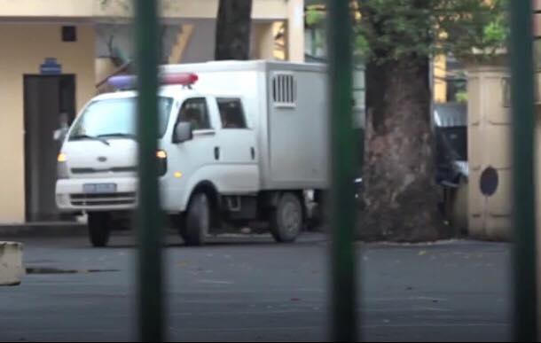 Bị cáo Đinh La Thăng cùng đồng phạm đã được dẫn giải tới tòa để kịp giờ xét xử vụ án.