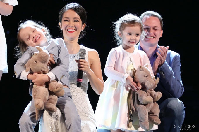 Khoảnh khắc hạnh phúc của gia đình Hồng Nhung hiện tại trên sân khấu. Ảnh: internet.