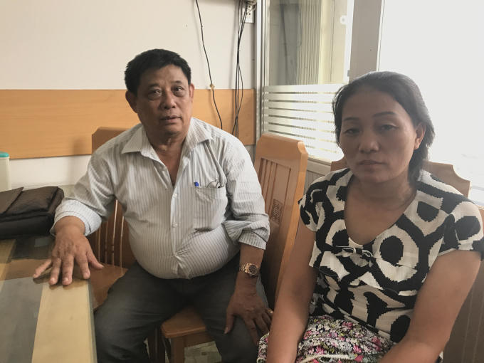 Bà Nguyễn Thị Bích Phượng và ông Tạ Miên Linh trình bày sự việc với phóng viên.