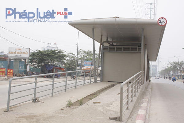 Điểm dừng xe buýt BRT 1.000 tỷ đồng ở Thủ đô thành nơi phóng uế