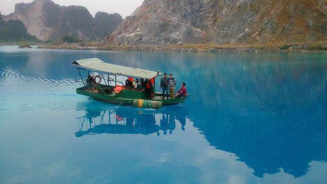 Hoạt động vui chơi, giải trí ở hồ nước xanh này có thể gây nguy hiểm do hồ rất sâu, bờ hồ dễ sạt lở.