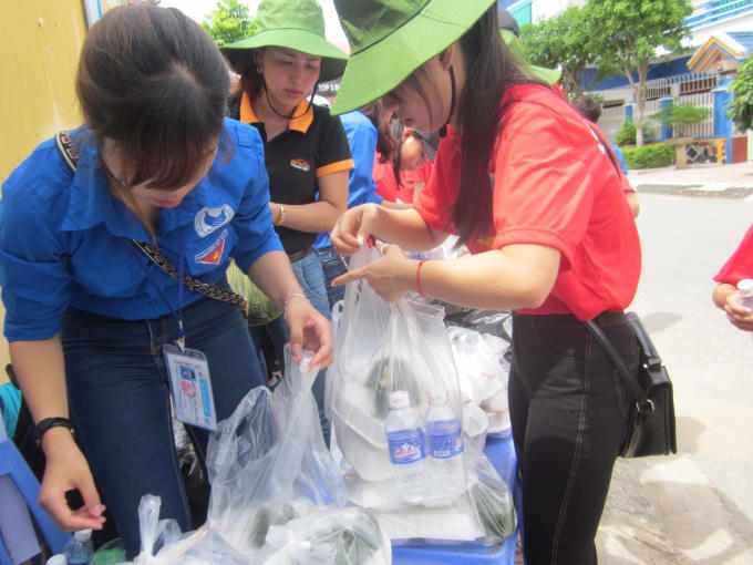 Hàng nghìn suất cơm miễn phí đến với các thí sinh có hoàn cảnh khó khăn