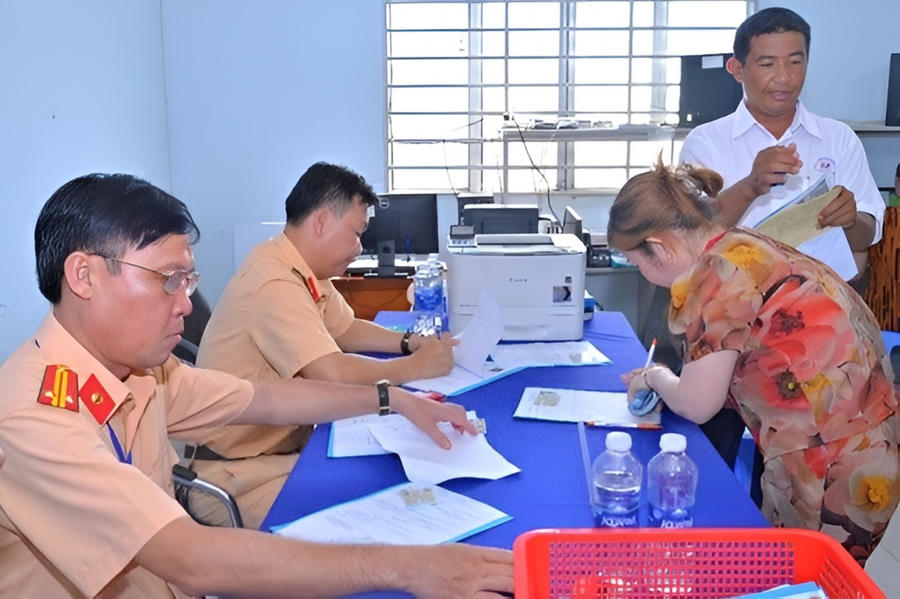Cán bộ Phòng Cảnh sát giao thông Công an tỉnh Cà Mau làm thủ tục đăng ký xe cho người dân (Ảnh: Công an tỉnh Cà Mau).