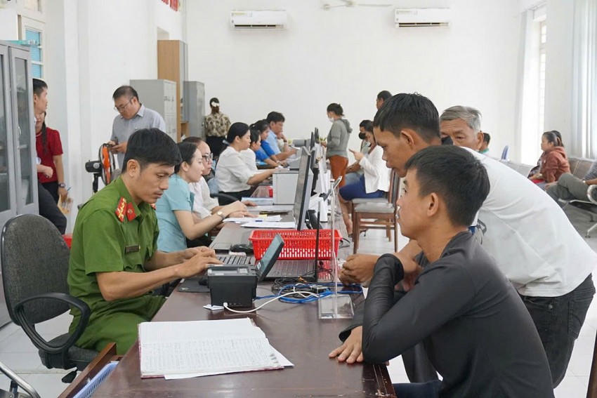 Cán bộ công chức phục vụ tốt nhất cho người dân.