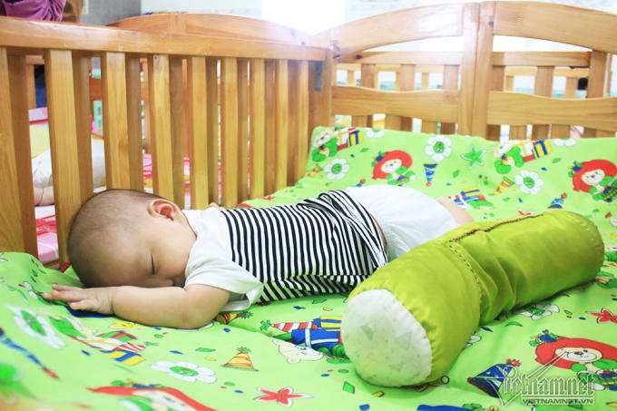 Với sự chăm sóc của người bố nuôi, các bé trở nên bụ bẫm và kháu khỉnh. Trong ảnh, bé trai đang ngủ trưa.