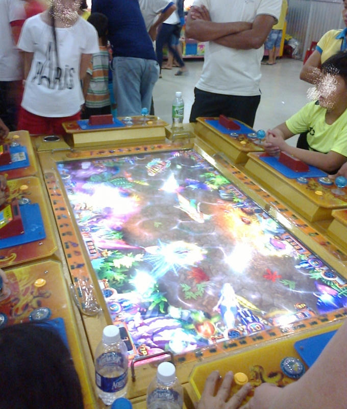 Nhiều trẻ nhỏ rất thích chơi game bắn cá. (Ảnh: Văn Hoàng)
