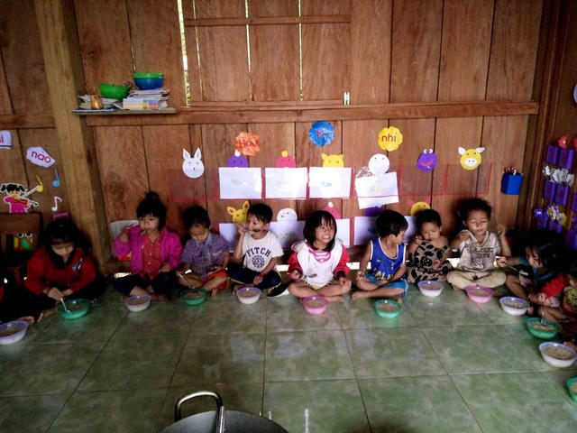 Miếng ăn, giấc ngủ của c&aacute;c ch&aacute;u tại điểm trường do 2 c&ocirc; gi&aacute;o đảm tr&aacute;ch