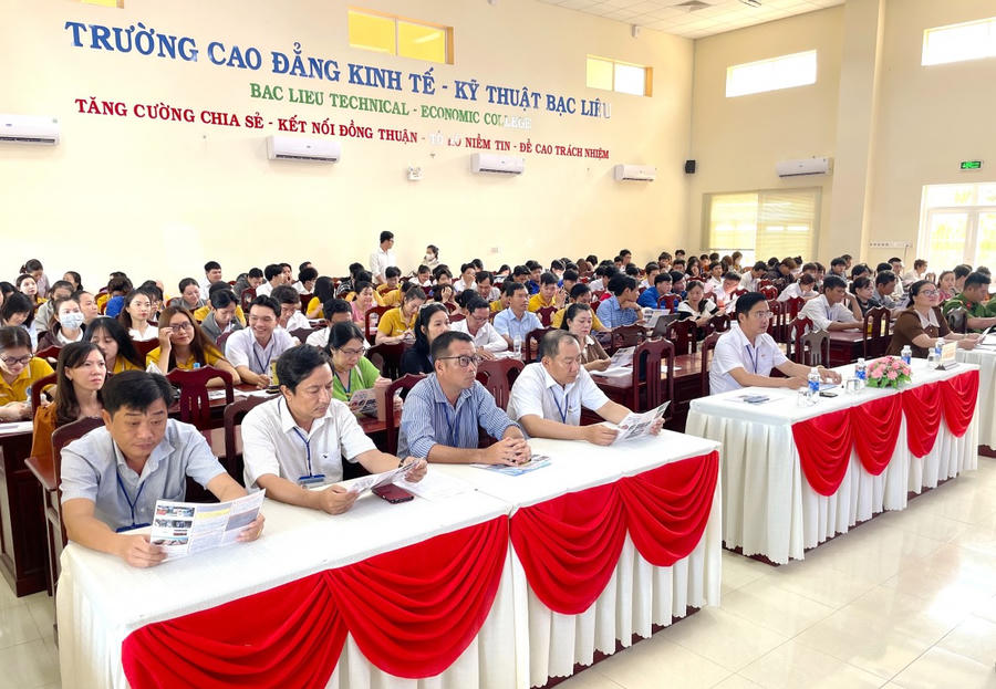 Cán bộ, công chức, giảng viên, sinh viên nhà trường tìm hiểu, nghiên cứu về hiểm họa ma túy và cách phòng ngừa.