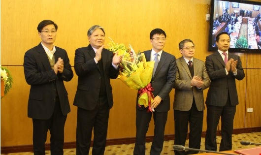 Bộ trưởng Hà Hùng Cường chúc mừng thứ trưởng Lê Thành Long.