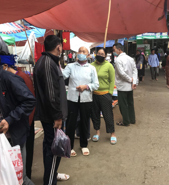 chào hỏi nhau khi tình cờ gặp ở phiên chợ