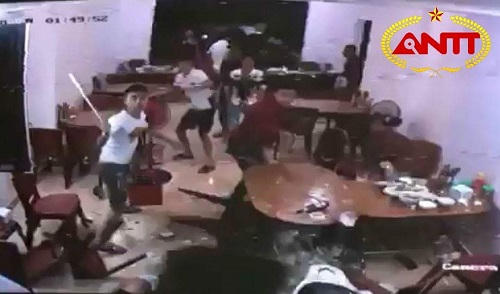 Nhóm đối tượng mang dao kiếm truy sát dã man 2 thực khách trong đêm ở TP Hải Dương.