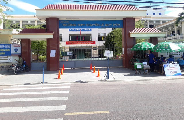 Điểm thi Trường THPT chuyên Lê Quý Đôn được phân luồng cho thí sinh khi ra vào thi.