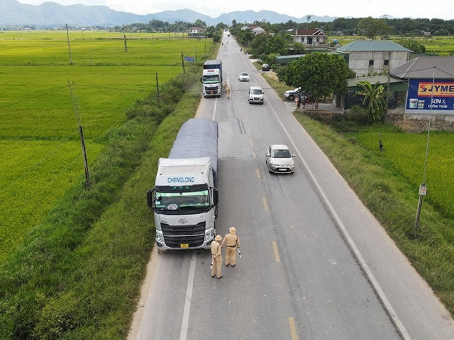 Lực lượng Cảnh sát giao thông đồng loạt ra quân tăng cường tuần tra, kiểm soát các phương tiện giao thông. (Ảnh: Công an Hà Tĩnh)