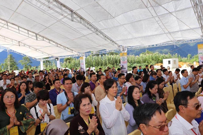 9h sáng các phật tử ở Lào Cai và các tỉnh lân cận cũng tập trung tại chùa Bảo An để dự Đại lễ cầu Quốc thái dân an và lễ rót đồng tượng Quan thế Âm. Ảnh: Nguyễn Thắng.