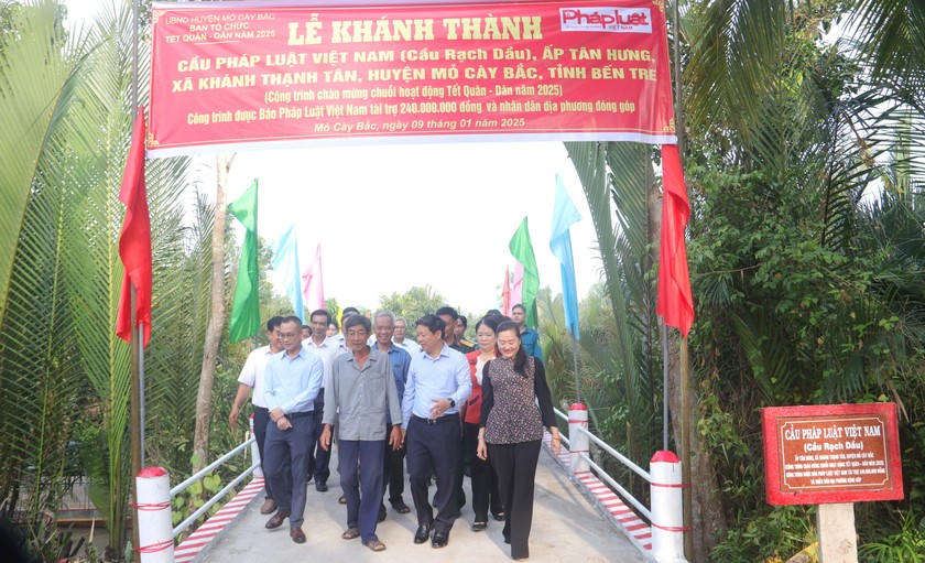 Lãnh đạo và người dân cùng đi trên cầu Pháp luật Việt Nam