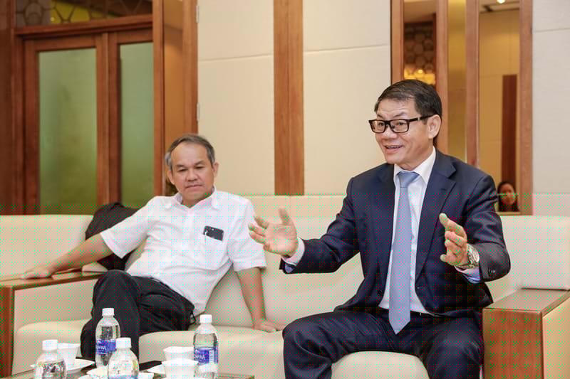 Chủ tịch HĐQT Thaco Trần Bá Dương (phải) chính thức trở thành ông chủ HAGL Agrico thay ông Đoàn Nguyên Đức.