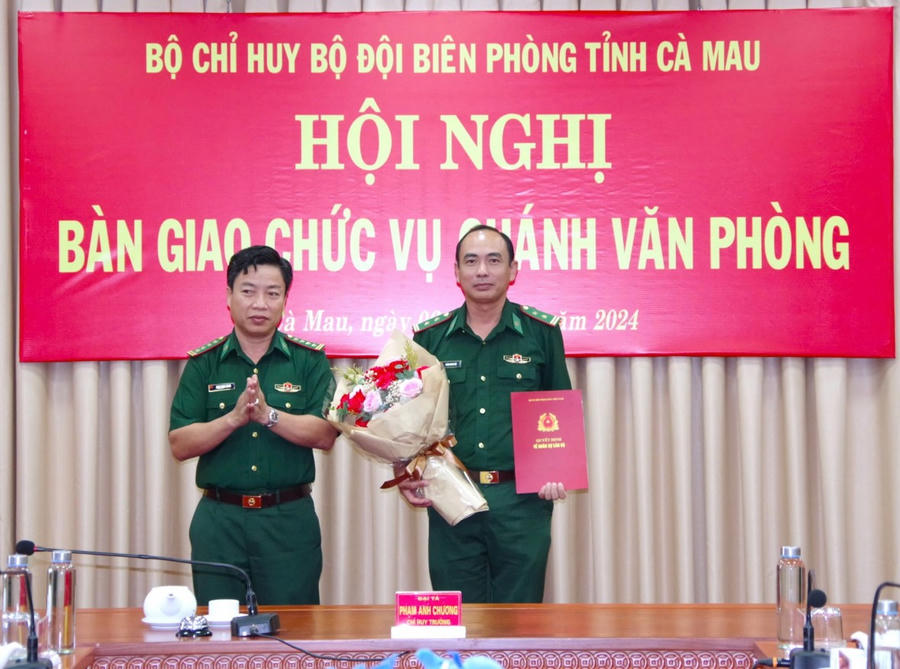 Đại tá Phạm Minh Giang - Bí thư Đảng ủy, Chính ủy BĐBP tỉnh Cà Mau trao quyết định chỉ định Trung tá Doãn Quang Hải tham gia cấp ủy Đảng ủy Phòng Tham mưu.