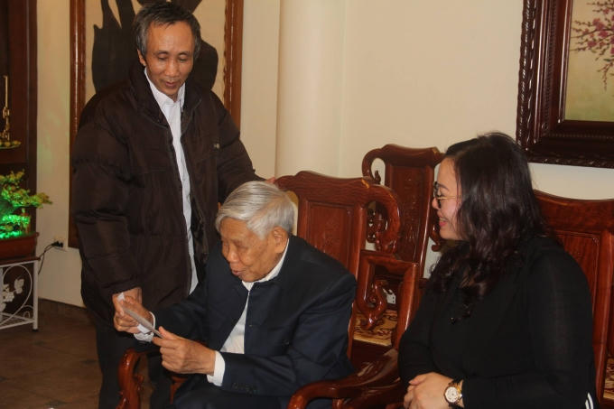 Ông Hàn Đức Long đến cảm ơn Nguyên Tổng Bí thư Lê Khả Phiêu sau ngày được minh oan.