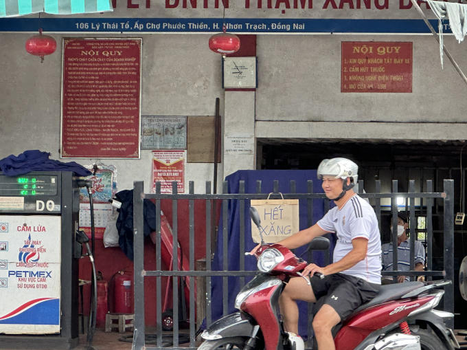 Nguoi dan phai quay di vi het xang