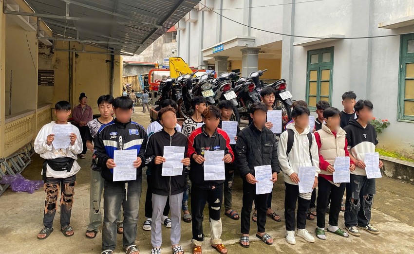 32 thanh, thiếu niên điều khiển xe mô tô khi chưa đủ tuổi.