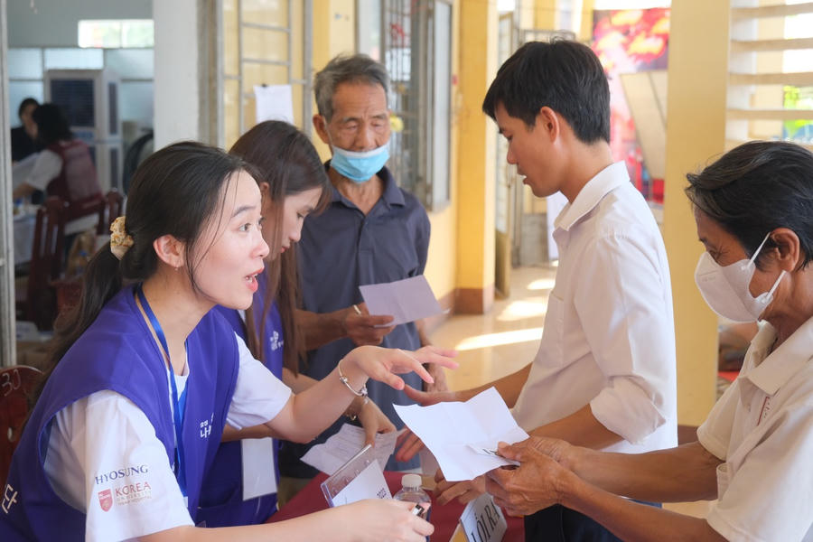 Thăm khám cho người dân