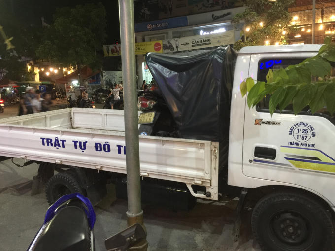 Chiếc xe trở lại vị trí trước đó đã rời đi.