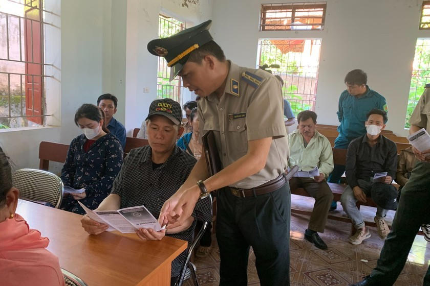 Chi cục THADS huyện Tương Dương, Nghệ An phối hợp với Tòa án nhân dân huyện tuyên truyền, phổ biến pháp luật cho người dân trên địa bàn. Ảnh Cục THADS Nghệ An