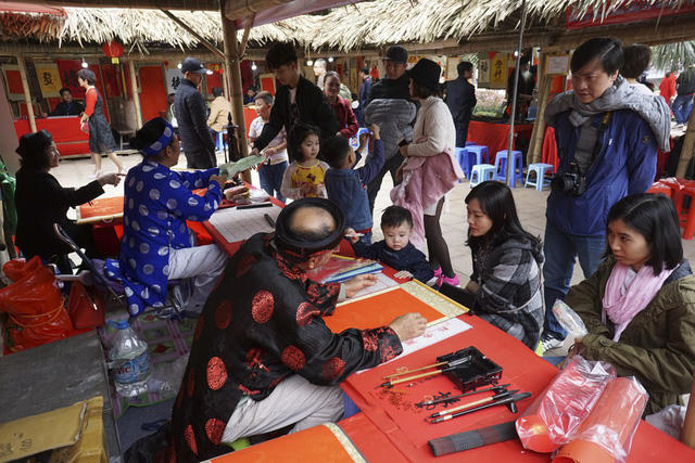 Ở Hồ Văn bên ngoài Văn Miếu, các ông đồ cũng "làm việc" luôn tay.