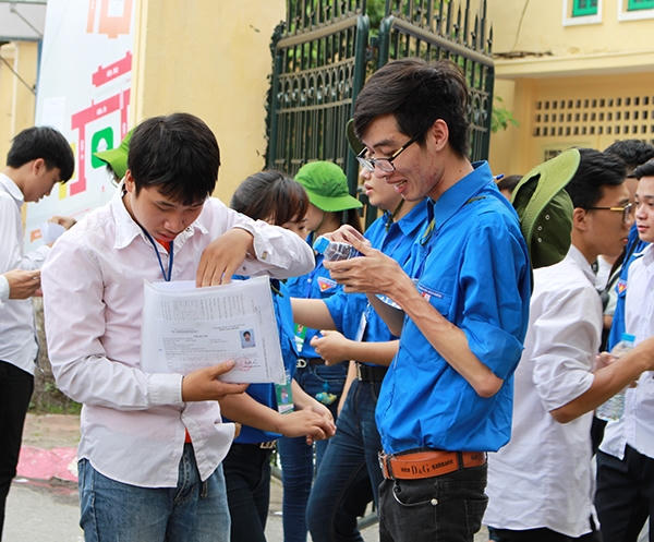 Nhiều sinh viên tình nguyện tiếp sức cho các thí sinh.