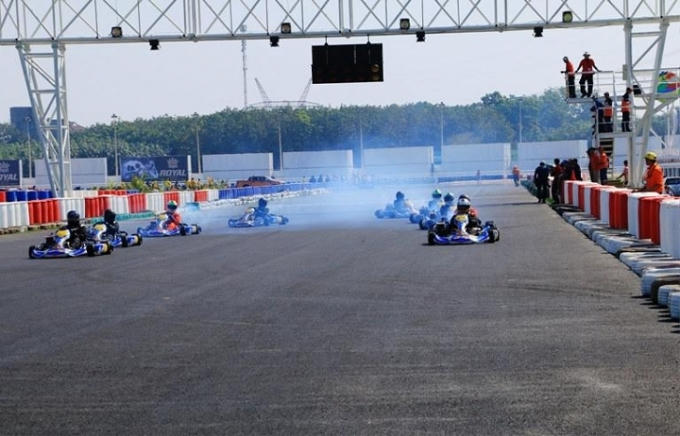 Đua xe địa hình và nhiều môn đua khác.