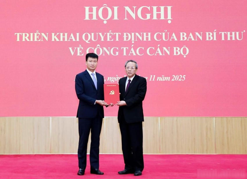 Ông Hoàng Đăng Quang (phải), Phó Trưởng ban Thường trực Ban Tổ chức Trung ương trao quyết định cho ông Trần Huy Tuấn giữ chức Phó Bí thư Tỉnh ủy Ninh Bình.