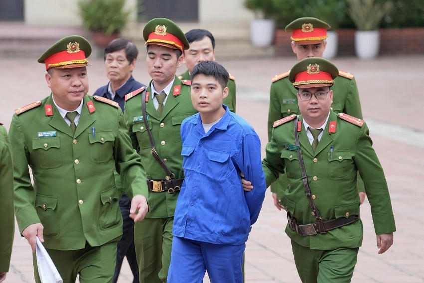 Bị cáo được các đồng chí cảnh sát dẫn giải đến khu vực xét xử.