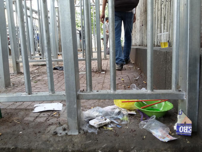 Hình ảnh nhếch nhác trước cổng bệnh viện Chợ Rẫy.