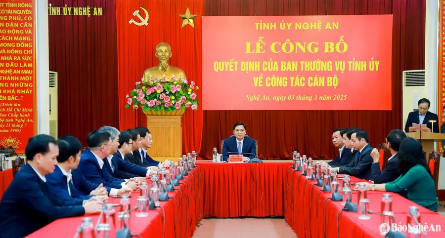 Quang cảnh lễ công bố các quyết định của Ban Thường vụ Tỉnh ủy về công tác cán bộ. (Ảnh: Báo Nghệ An).